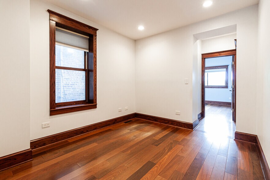 Building Photo - 1019 W Oakdale Ave