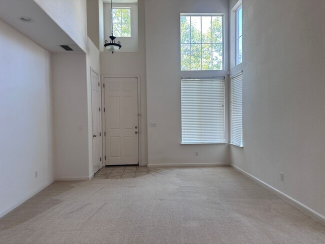 Building Photo - North Natomas- 3 Bed 2.5 bath 2 Car Corner home