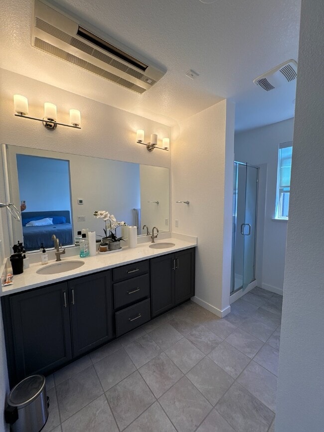 Building Photo - Stunning 4 Bed Plus Office, 3.5 Bathroom Townhome Walking Distance to Bart