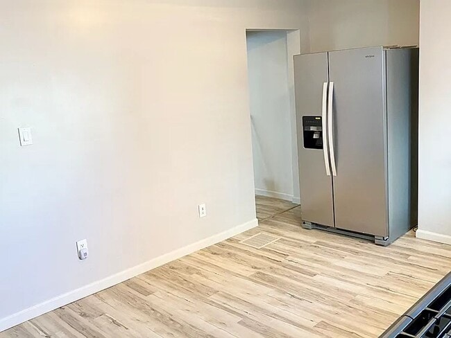 Building Photo - 1 Bedroom with nice size rooms