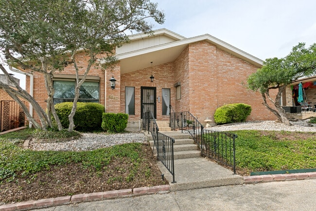 Building Photo - 6223 Meadow Grv