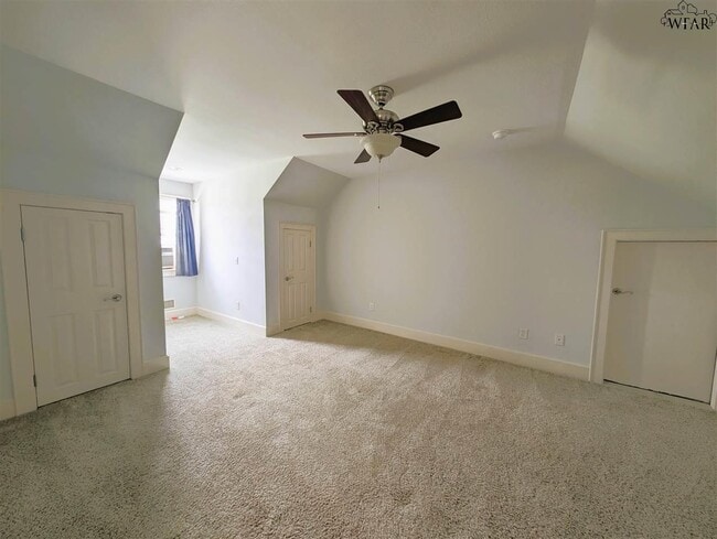 Building Photo - 609 Shoreline Dr