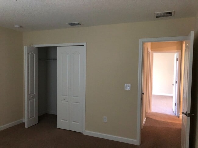 Building Photo - 5 Bedroom / 3.5 Bathroom House at Independ...