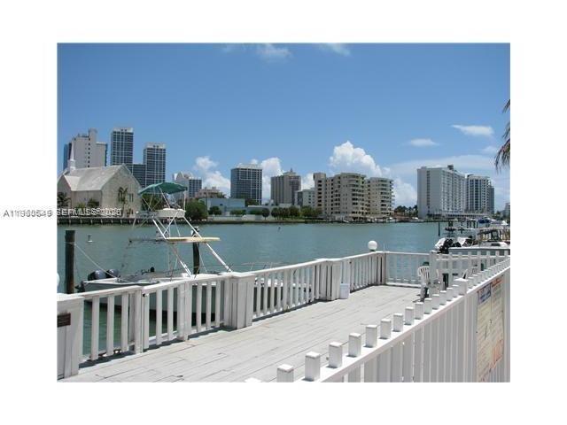 Building Photo - 6881 Bay Dr