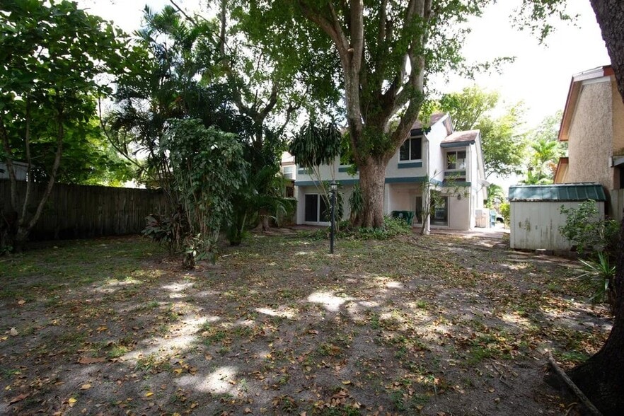 Building Photo - 8321 SW 39th Ct