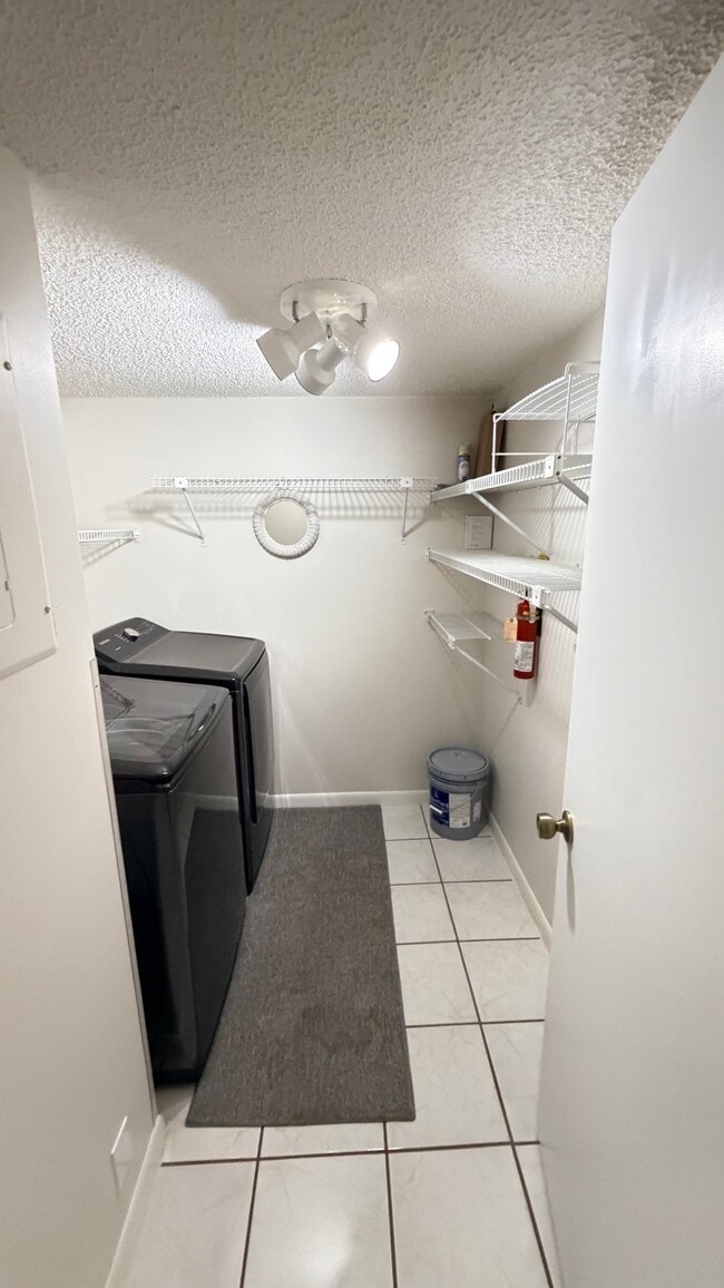 Building Photo - 802 Sky Pine Way