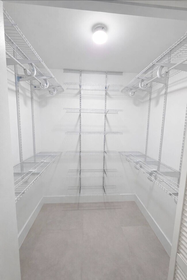 Building Photo - 13000 SW 92nd Ave