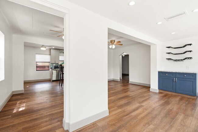 Building Photo - 517 41st Ave S
