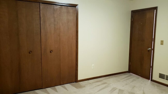 Building Photo - 2952 Sylvan Dr