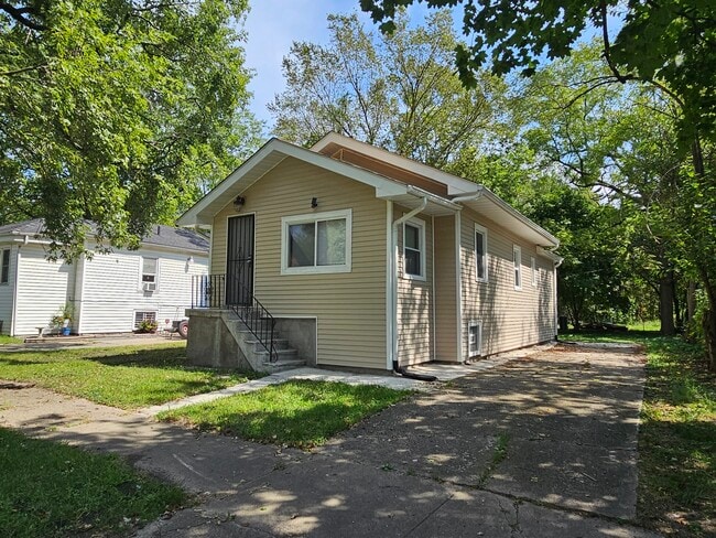 Primary Photo - 4667 Massachusetts St