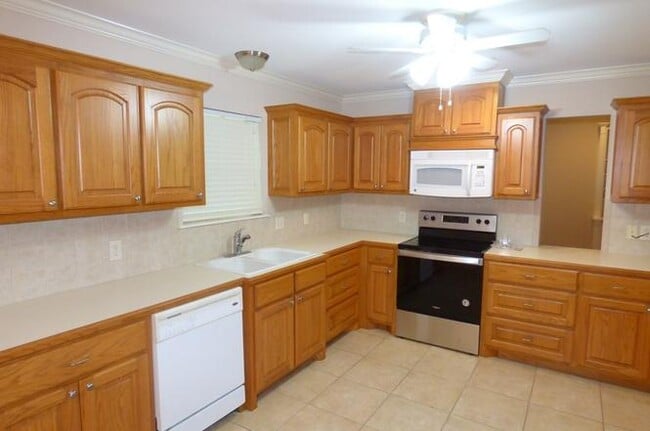 Building Photo - 636 St James Pl