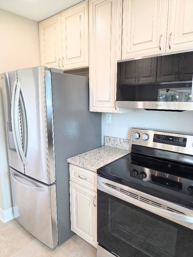 Building Photo - Beautiful 2-bedroom, 2-bath waterfront villa