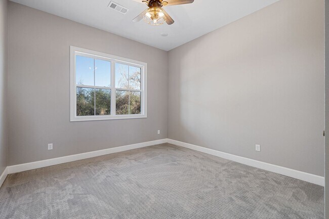 Building Photo - 405 Waggoner Ln