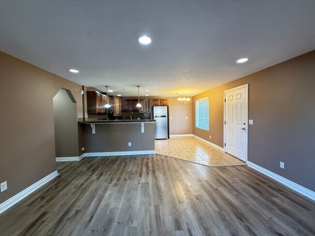 Building Photo - Updated 2-Bedroom Condo West Richland