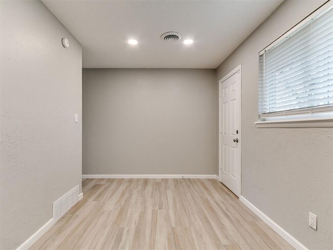 Building Photo - 202 Thompson Dr