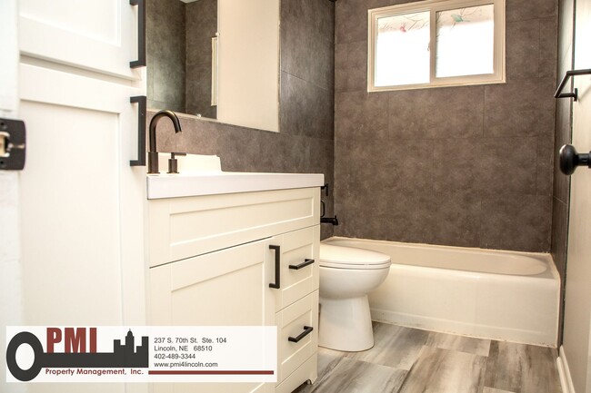 Building Photo - 820 S 38th St