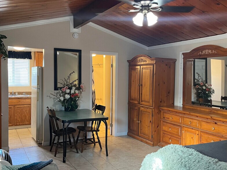 Building Photo - 1032 Greta St