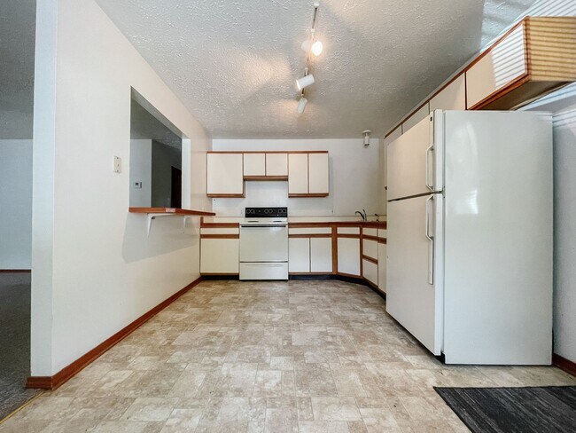 Building Photo - Washer/Dryer Hook Ups