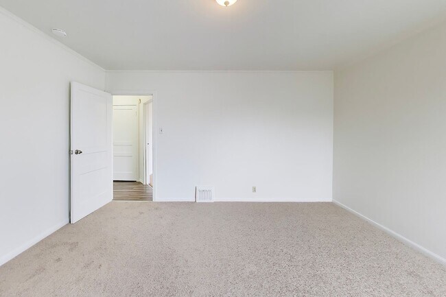 Building Photo - Bright Corner Home with Family Room, Yard & Laundry in Prime Sunset Location!