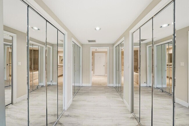 Building Photo - 6204 Paradise Point Dr