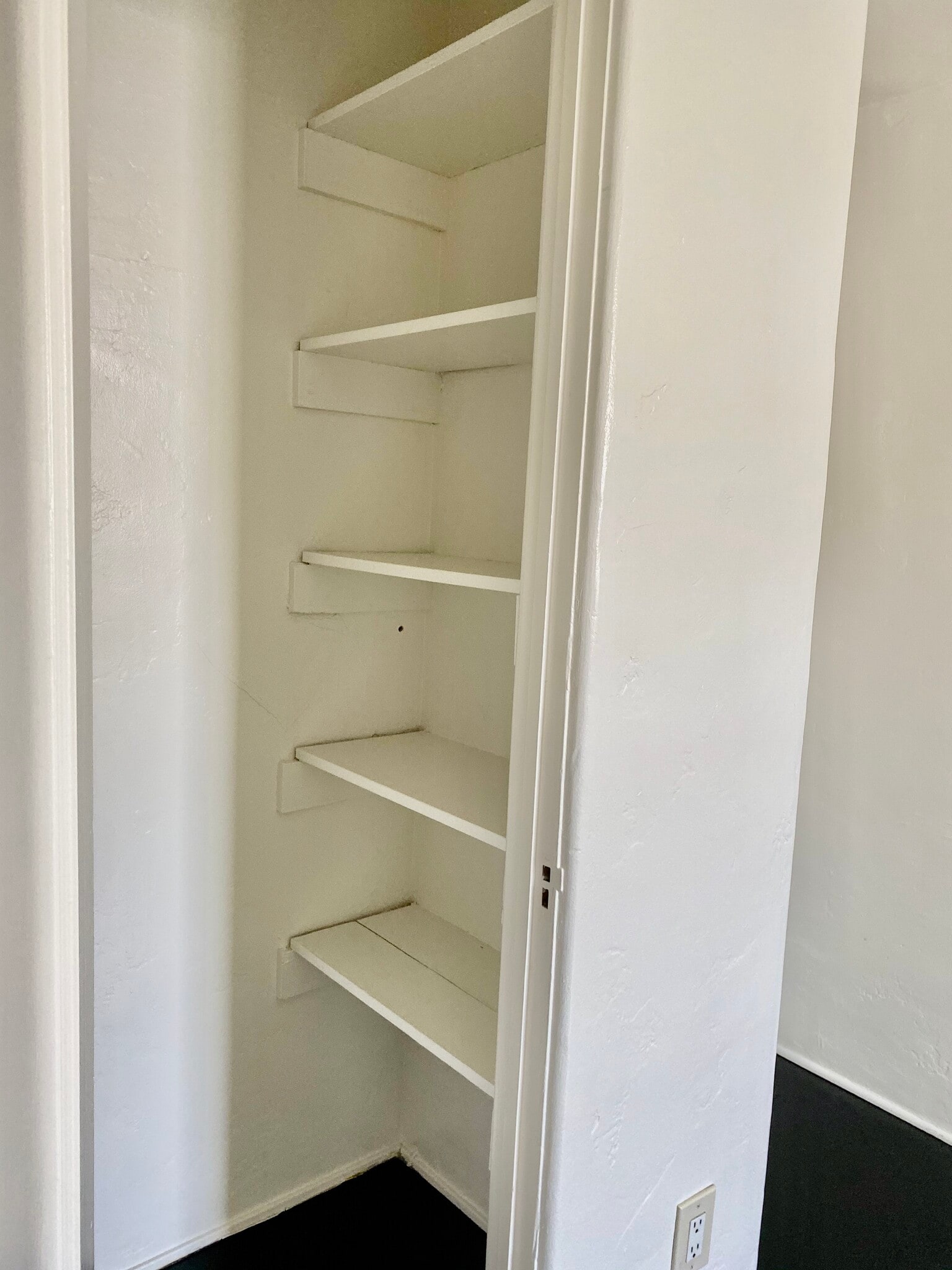 closet 1 - 1044 N Crescent Heights Blvd