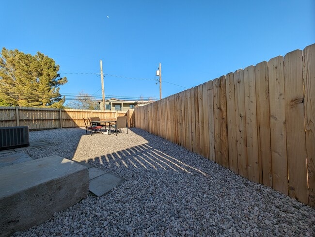 Building Photo - 411 Birch St