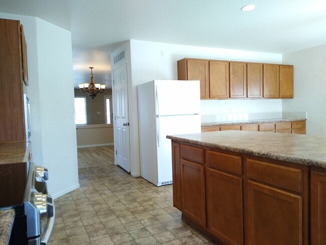 Building Photo - Massive and Expansive 5 Bedroom Green Vall...