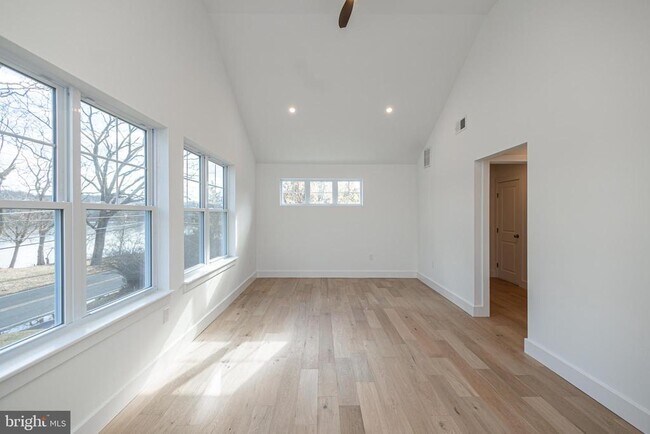 Building Photo - 1434 River Rd