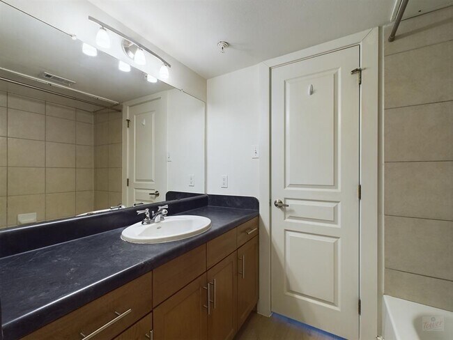 Building Photo - 711 W 32nd St