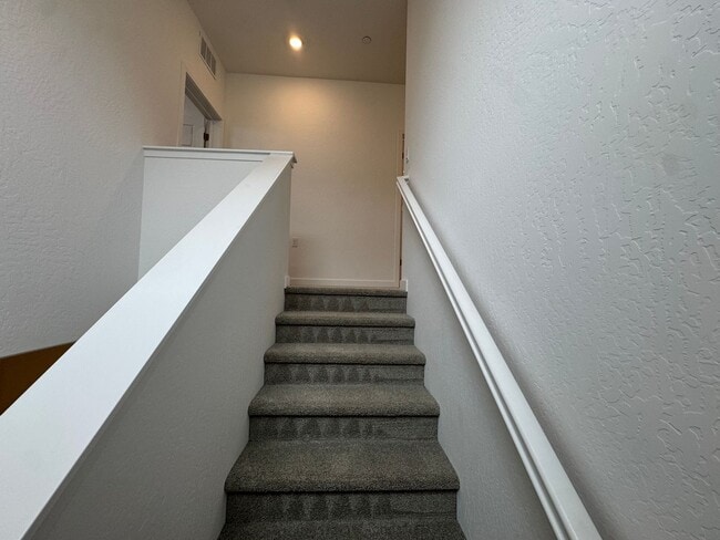 Building Photo - 997 Pioneer Dr W