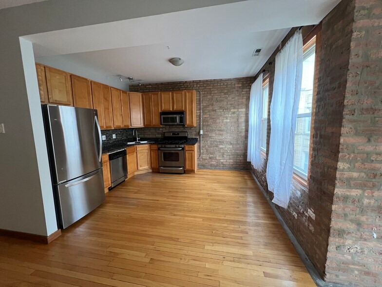 Building Photo - 1636 W Columbia Ave