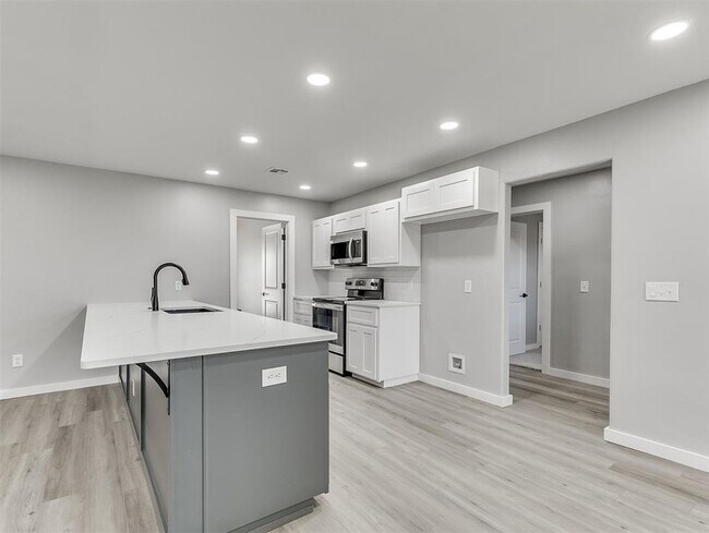 Building Photo - Look at this beautiful home!! 4 bed, 3 full baths!