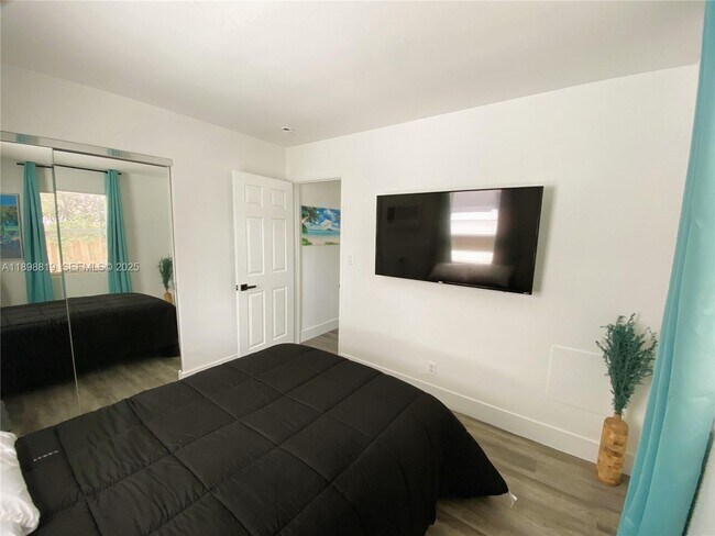 Building Photo - 3208 Canal Dr