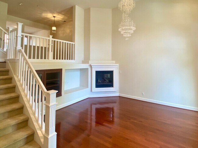 Building Photo - Beautiful 3 Bedroom 2.5 Bath Sunnyvale Vil...