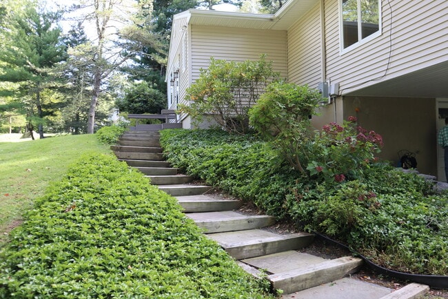 Building Photo - 151 Chestnut Ridge Rd