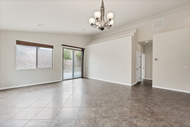 Building Photo - "Charming 3-Bed Oasis with 2 Baths in Henderson – 1716 Sq Ft of Comfort!"