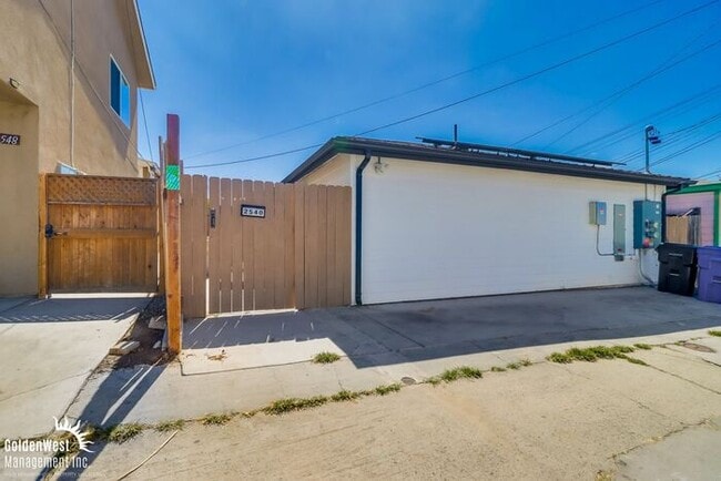 Building Photo - Modern 2Bdm 1Ba Apartment in the Azalea Pa...