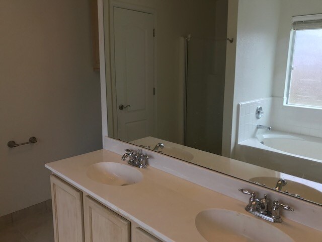 Building Photo - HUGE home in Red Oak!!