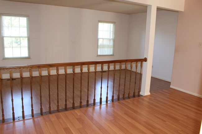 Building Photo - 3 Level  3 + 3.5 Ba w/2 BRAND NEW BATHROOMS & UPDATED KITCHEN -