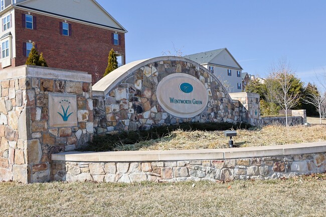 Building Photo - Move-in ready Townhome in Wenworth Green C...
