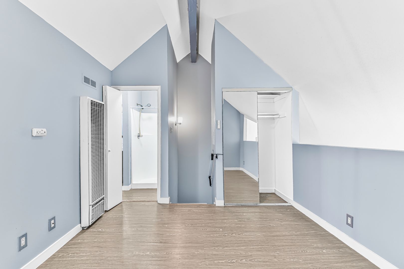 Building Photo - 533 E 11th St