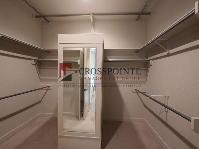 Building Photo - Gorgeous 3 bed 2 bath home in Hadley Court!