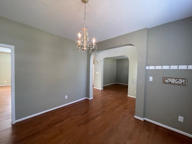 Building Photo - Amazing Hillsborough Home!