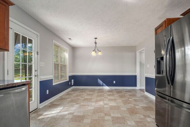 Building Photo - 4 Bedroom 2.5 Bath Home