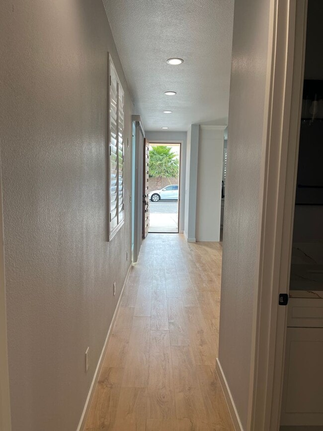 Building Photo - 3 Bedroom/ 3 Bathroom Home in Huntington B...
