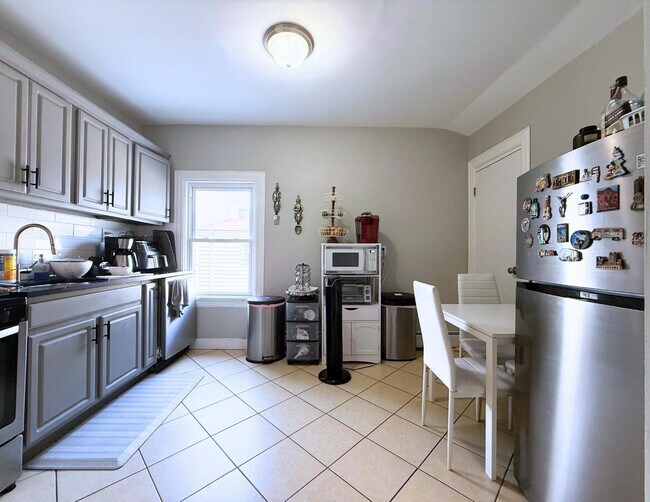 Building Photo - 162 Carteret Ave