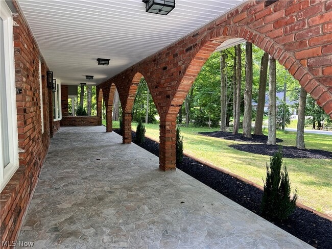 Building Photo - 704 Echo Dr