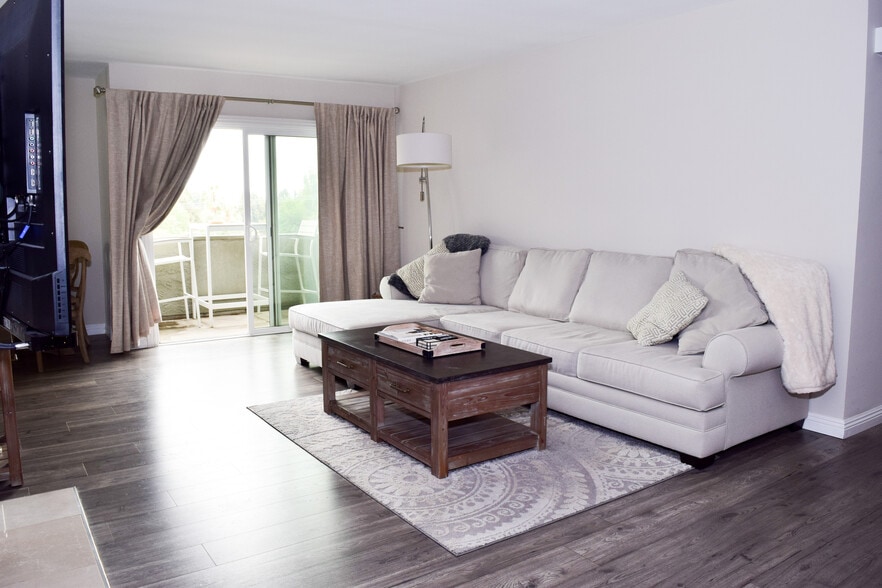 Living Room 3 - 16169 Sunset Blvd