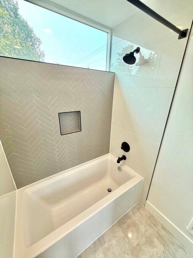 Building Photo - Spacious 3-Bedroom Townhome in the Heart of Greenwood
