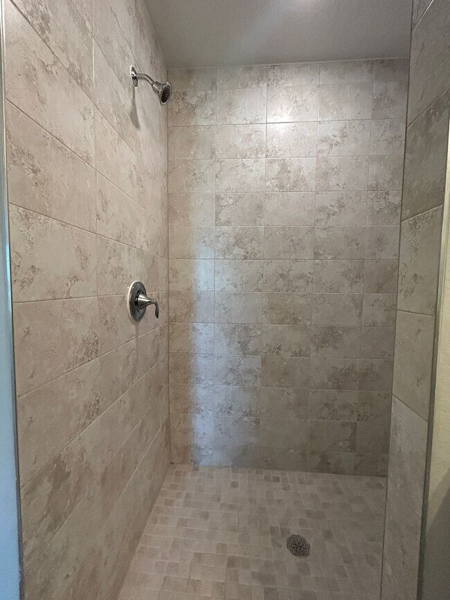 Building Photo - 4 Bedrooms 2 Baths Single-Family Fenced Ho...